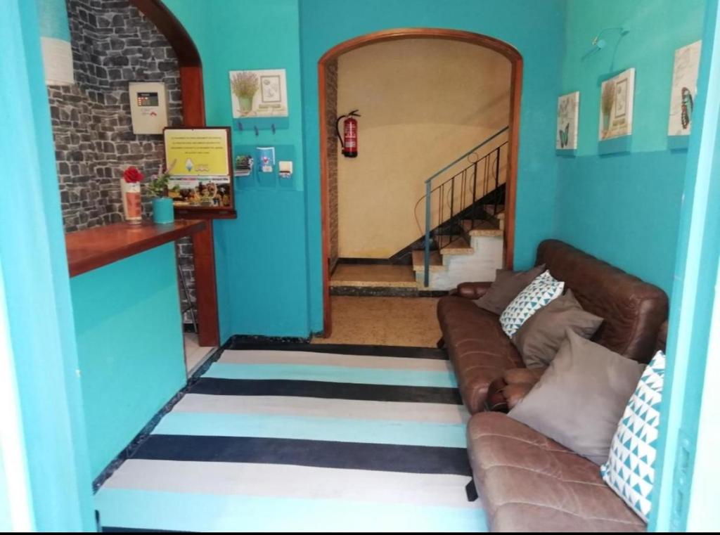 sala de estar con sofá y escalera en Residencia Sant Jordi Llança en Llançà