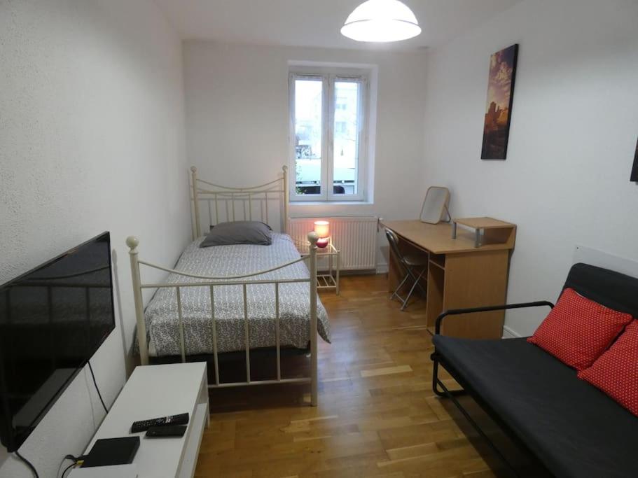 une chambre avec un lit, un bureau et une table dans l'établissement Beau studio proche tous commerces, à Nancy