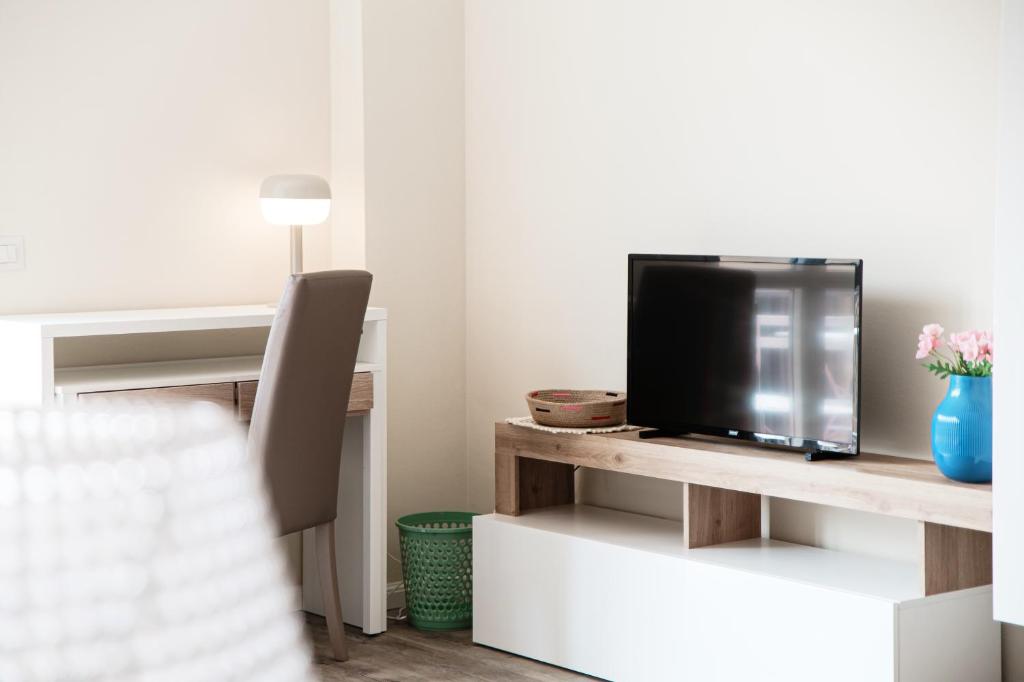 TV a/nebo společenská místnost v ubytování Lovely suite with private parking in Como