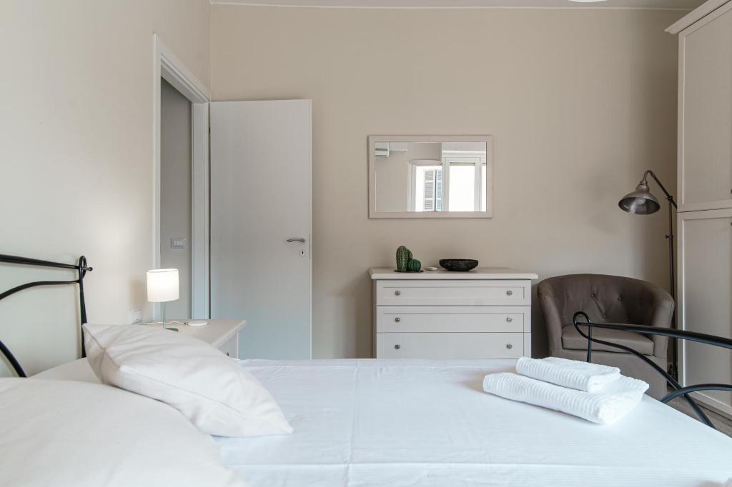 Postel nebo postele na pokoji v ubytování Lovely suite with private parking in Como