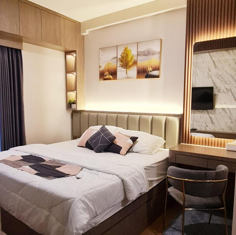 a hotel room with a bed and a desk at Apartment in Citra Plaza Nagoya Lubuk Baja Kota Batam in Nagoya