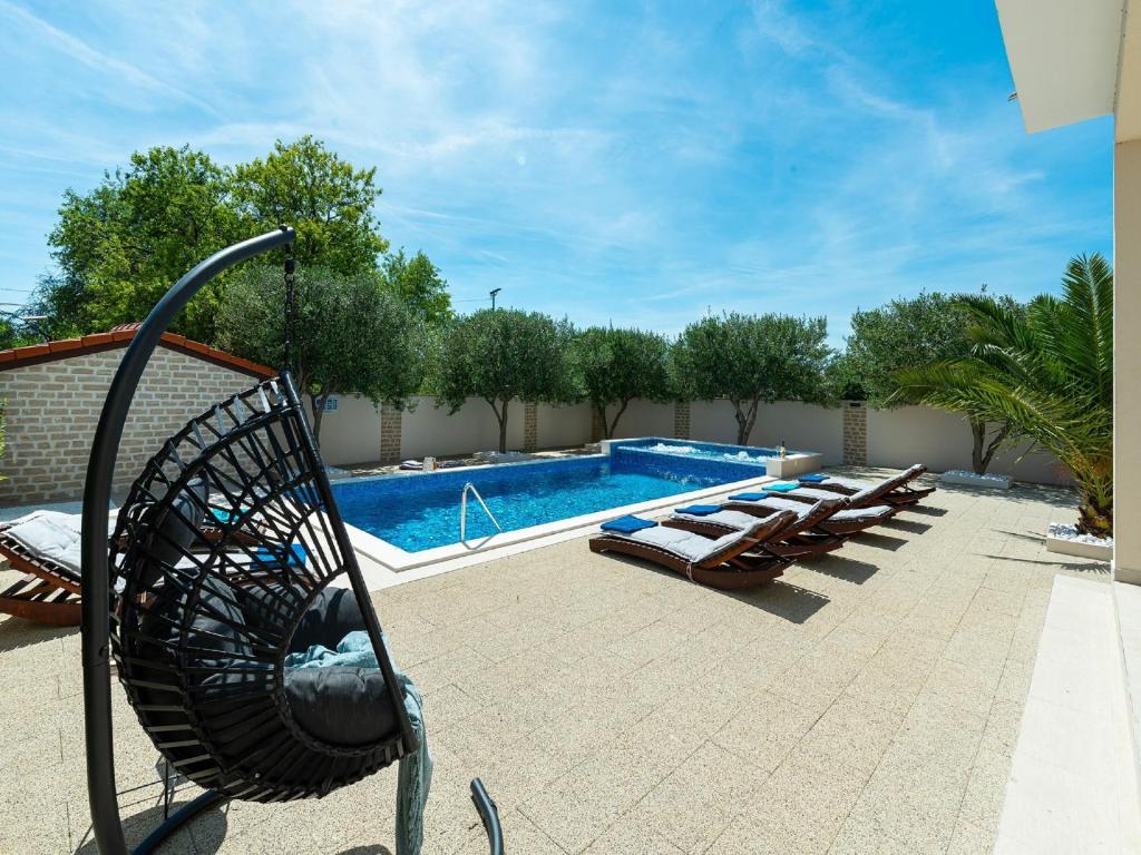 Basen w obiekcie Vila Ines near nature park Vrana lub w pobliżu