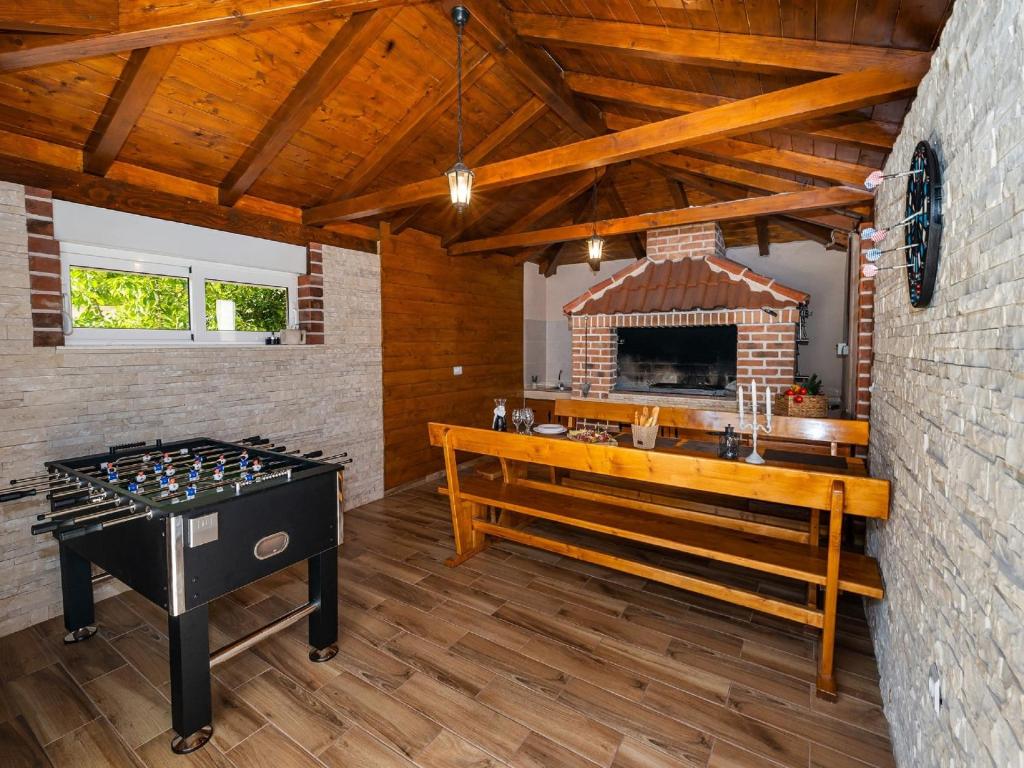 Pokój ze stołem do ping ponga i ceglanym piekarnikiem w obiekcie Vila Ines near nature park Vrana w mieście Stankovci