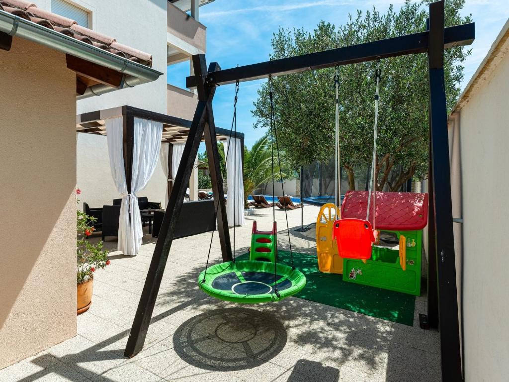 Plac zabaw dla dzieci w obiekcie Vila Ines near nature park Vrana