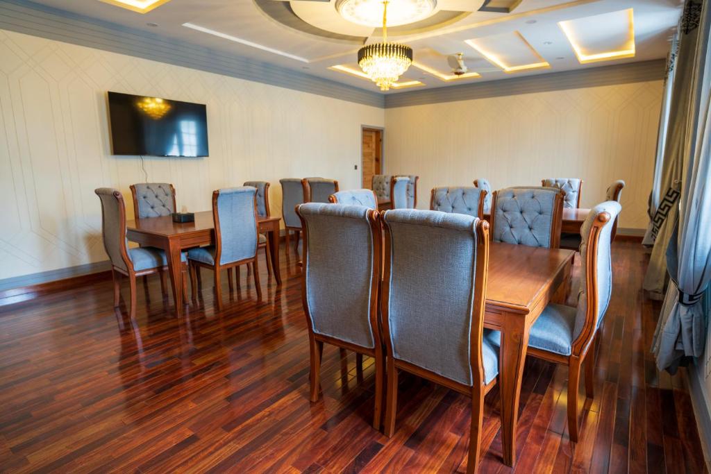 Posezení v ubytování Dirleh Hotel