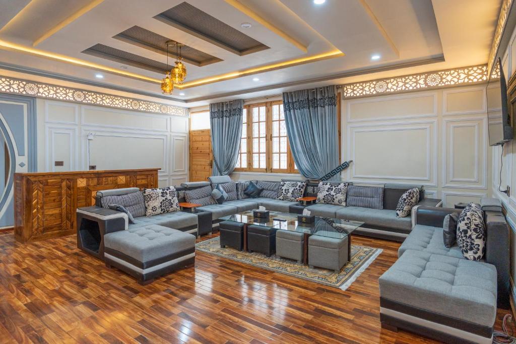 Posezení v ubytování Dirleh Hotel