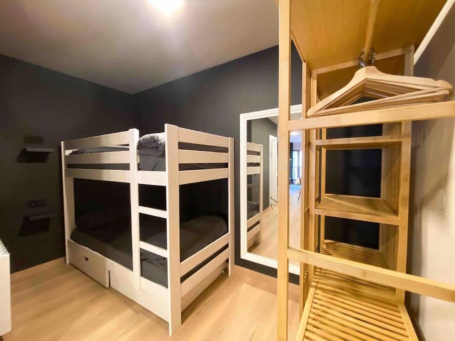 Palanda nebo palandy na pokoji v ubytování Modern Grey Studio En Valle De Incles - Parking Gratis l by BonesVacances