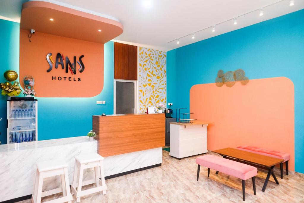 a salon with chairs and a bench in a room at SANS Hotel City Park Semarang in Alastuwo