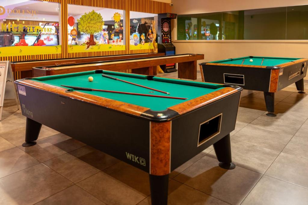Biliár nebo kulečník v ubytování Hotel Dolenjc