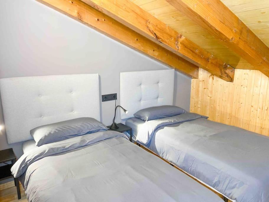 Postel nebo postele na pokoji v ubytování Lujoso Ático Dúplex En Valle De Incles - Parking Gratis l by BonesVacances