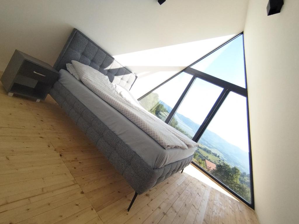 バニャ・ルカにあるVilla Vistaの大きな窓付きの客室のベッド1台分です。