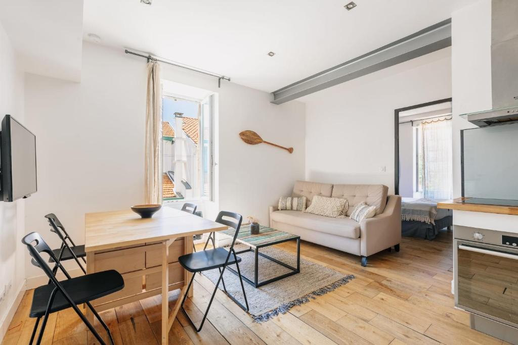 - un salon avec un canapé, une table et des chaises dans l'établissement T2 Les Altéas - Cozy & Modern apartment - quiet area - city center, à Biarritz