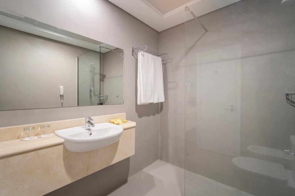 Ванная комната в Rose Garden Hotel Apartments - Al Barsha, Near Metro Station