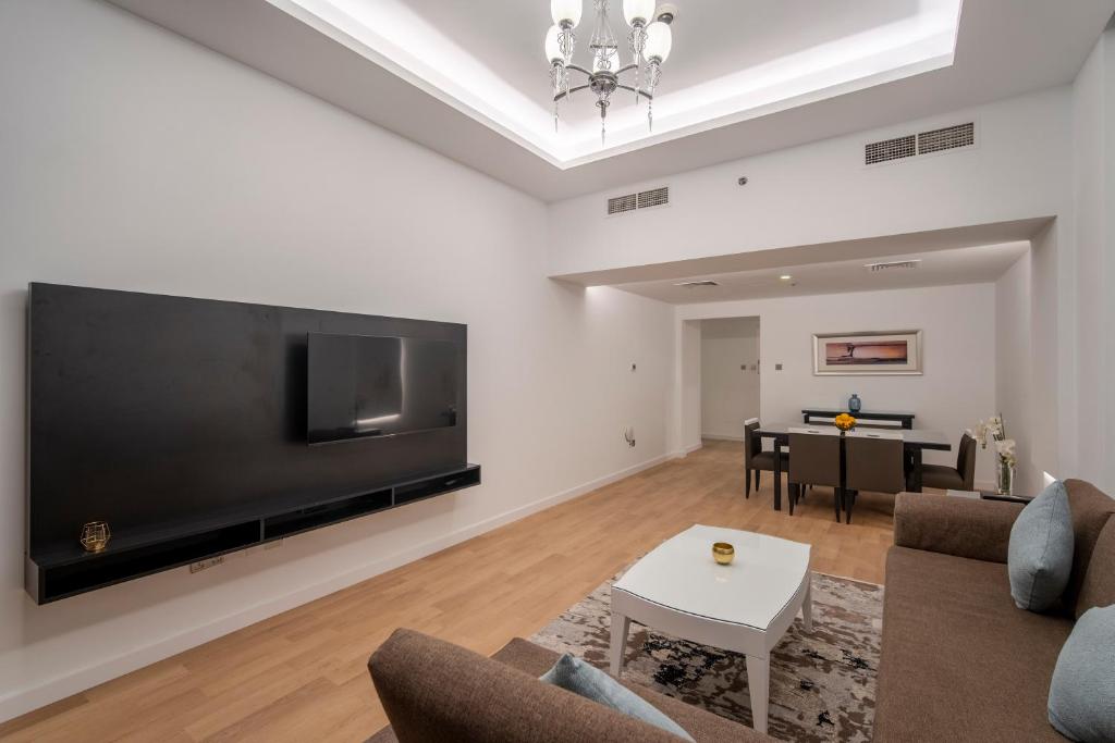 Телевизор и/или развлекательный центр в Rose Garden Hotel Apartments - Al Barsha, Near Metro Station