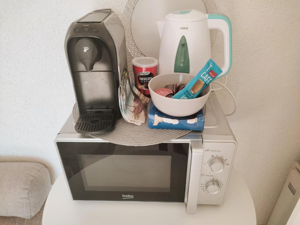 Příslušenství pro přípravu čaje a kávy v ubytování Apartmán BRAĆKI CVIJET