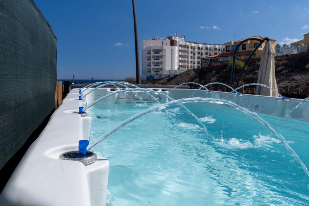 Dream sea view Villa with private swimmingpool and Jacuzzi في غولف ديل سور: حوض استحمام ساخن مع نافورة مياه على السطح