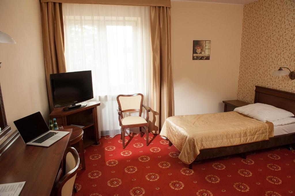 Televízia a/alebo spoločenská miestnosť v ubytovaní Hotel Arkadia Royal