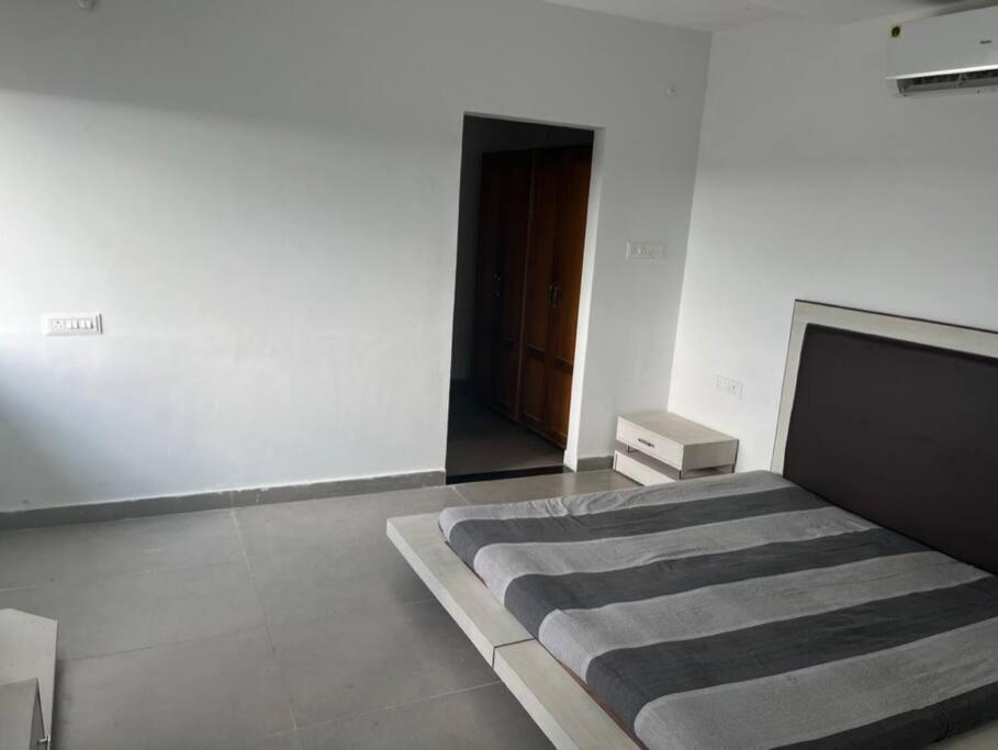 um quarto com uma cama num quarto em Suite Room for Business Travels em Bilaspur