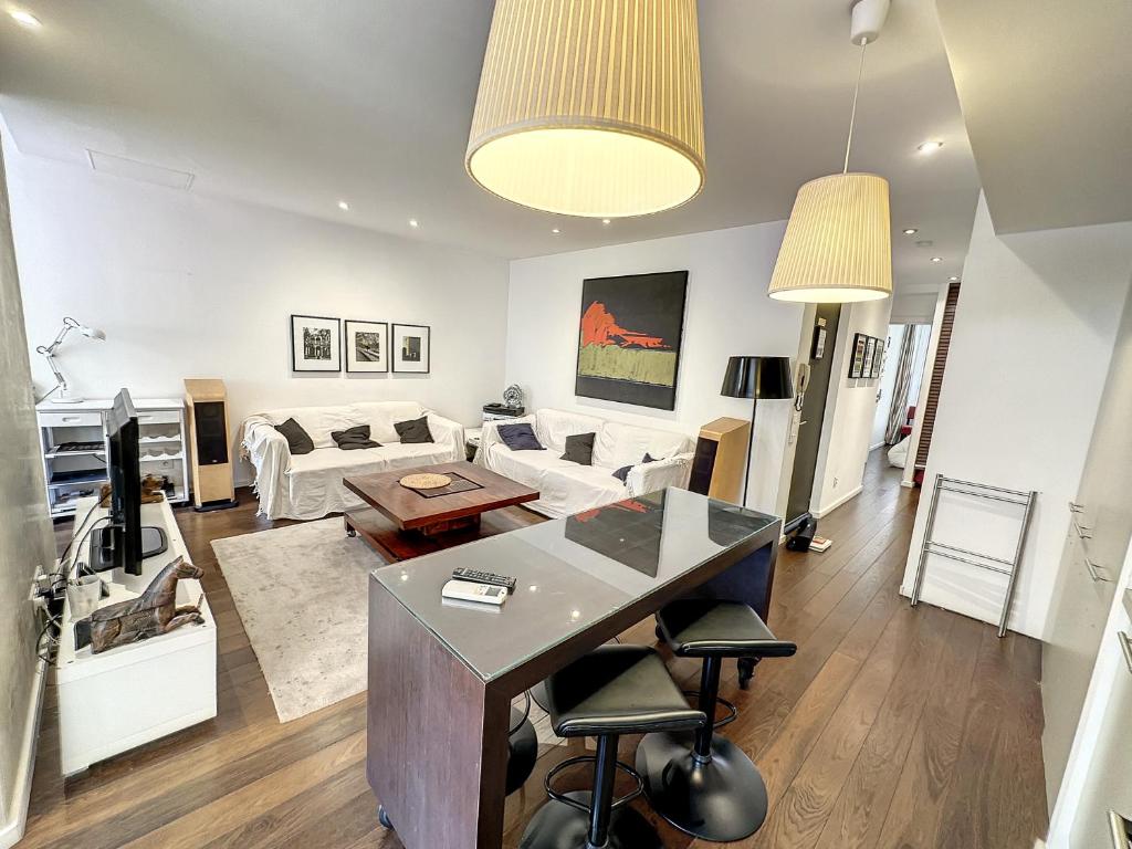 un salon avec une table et un canapé dans l'établissement GAB1 - 3 pièces au cœur du centre ville, à Cannes