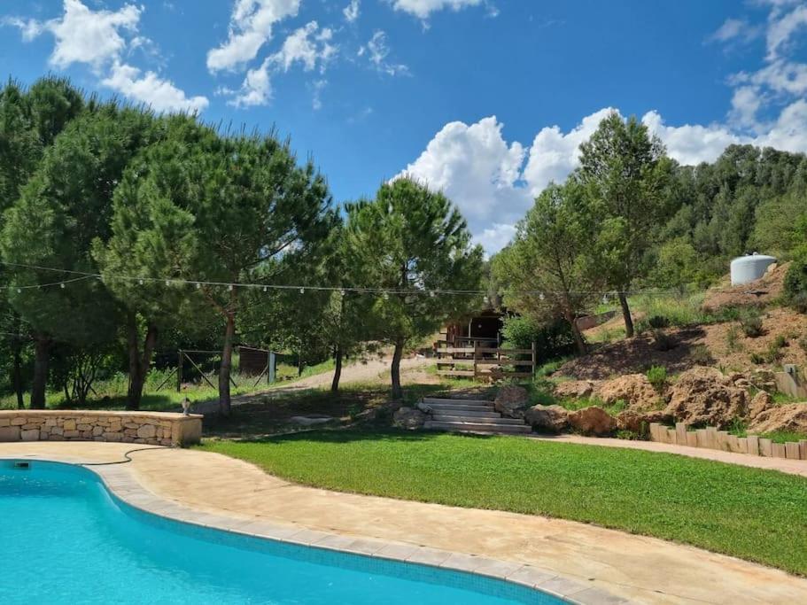 - une piscine dans une cour avec des arbres et de l'herbe dans l'établissement Cal Masses , St. Salvador de Guardiola, à Guardiola