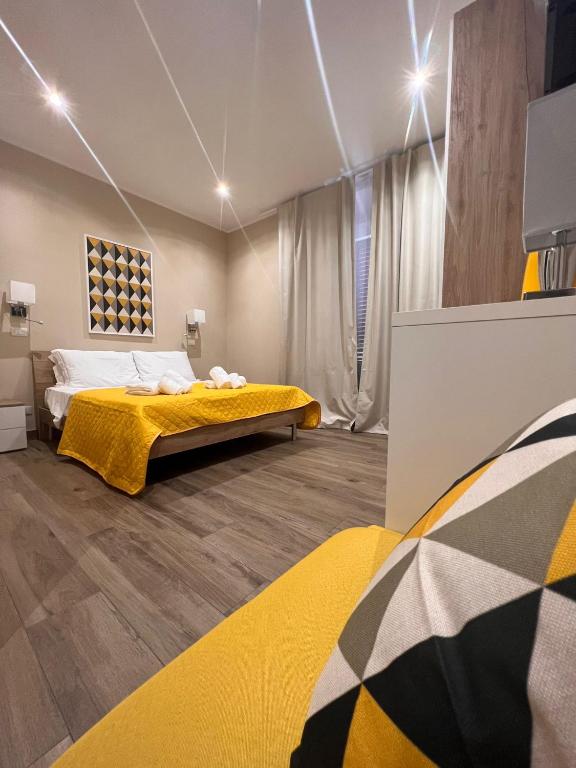 1 dormitorio con 1 cama con manta amarilla en Cozy Luxury Room Turati, en Roma