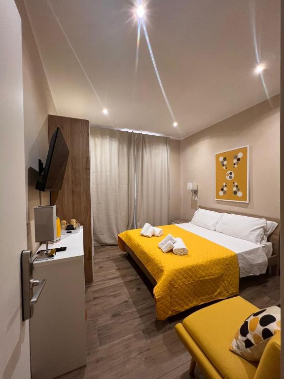 Una habitación de hotel con dos camas y un televisor. en Cozy Luxury Room Turati, en Roma
