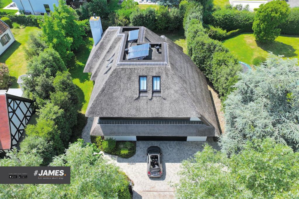 une vue sur le toit d'une maison dans l'établissement high end luxury villa near Royal Knokke Golf, à Knokke-Heist