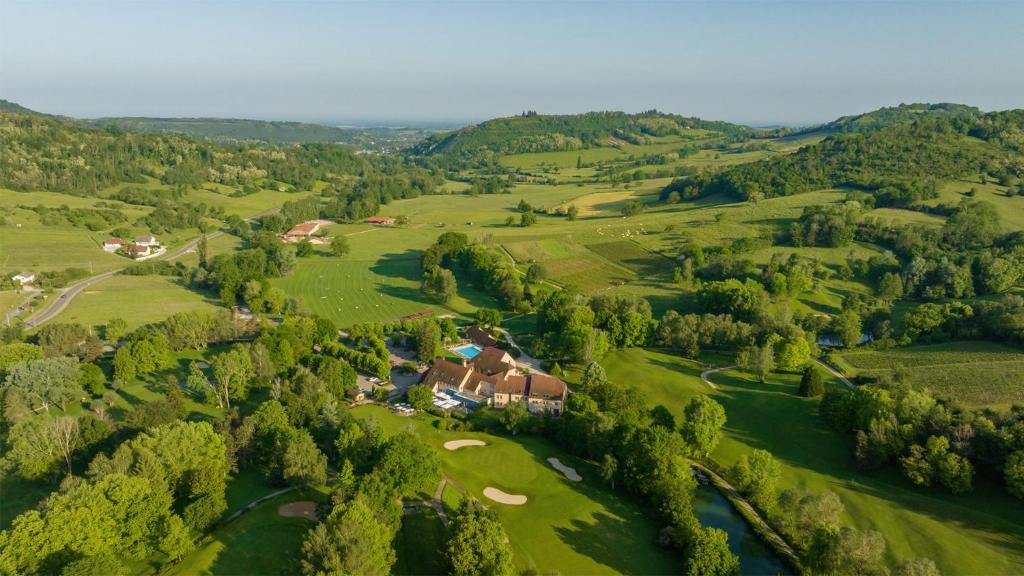 VernantoisにあるLogis Hôtel Golf Le Domaine Du Val De Sorneの緑地の家屋
