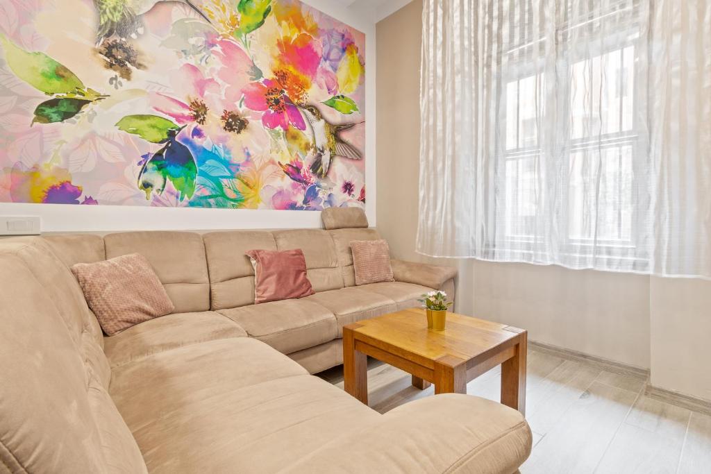 ein Wohnzimmer mit einem Sofa und einem Gemälde an der Wand in der Unterkunft Central Friends House in Oradea