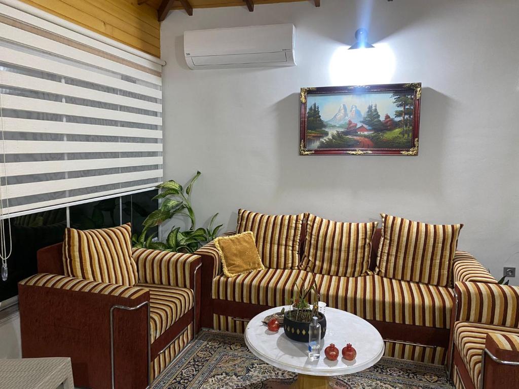 Lane Palmiye في Samandağı: غرفة معيشة مع كنبتين وطاولة