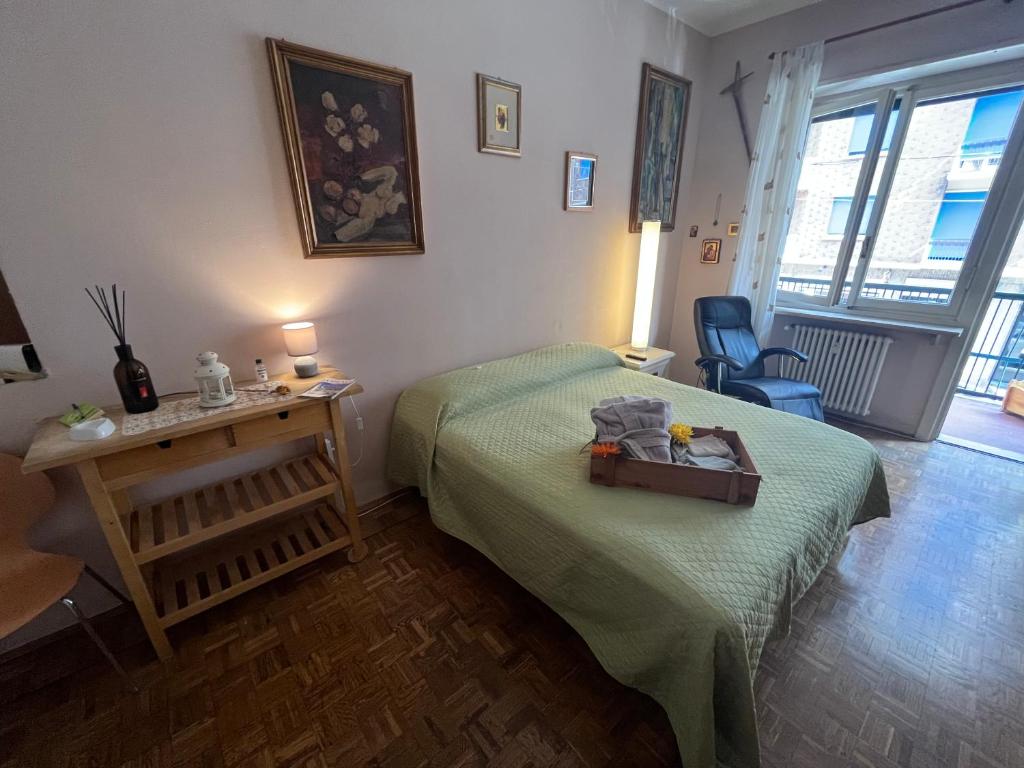 Un dormitorio con una cama con una maleta. en camera Santa Rita, en Turín