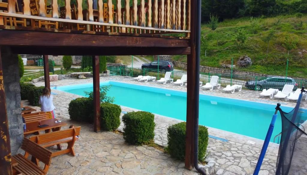 Bazén v ubytování Etno Selo VRELO & Camping nebo v jeho okolí