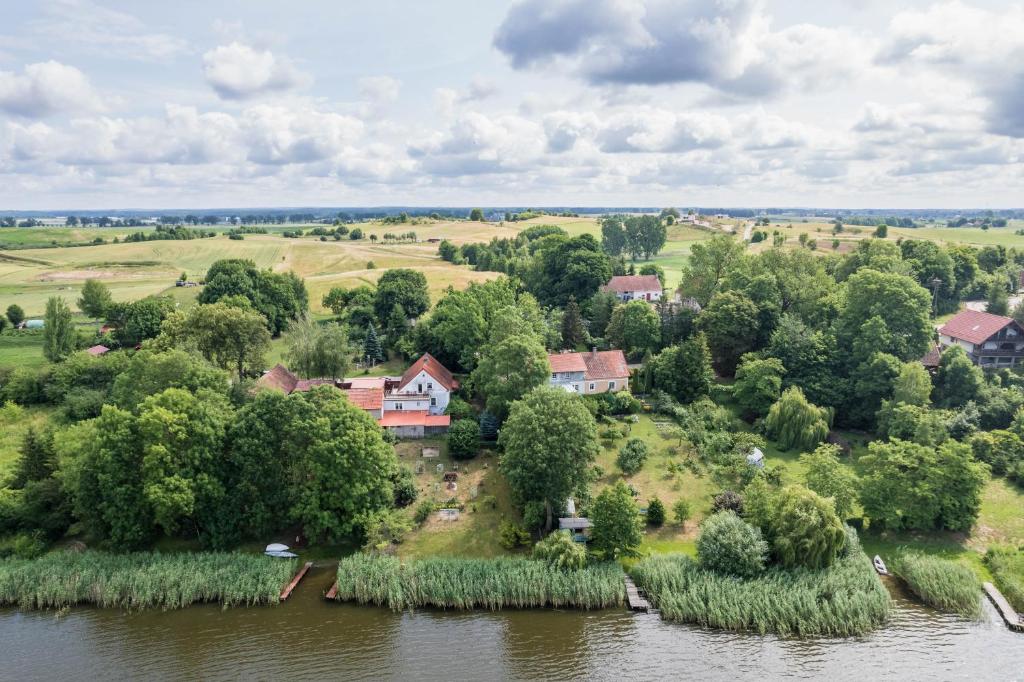 una vista aérea de una casa en una isla en el agua en Pokoje Upałty 21, en Giżycko