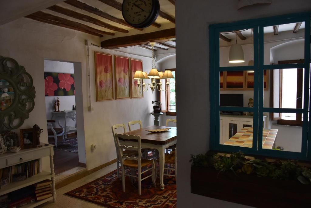 een keuken en eetkamer met een tafel en een klok bij A casa di Bruno in Perugia