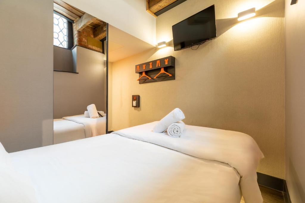 Postel nebo postele na pokoji v ubytování easyHotel Manchester