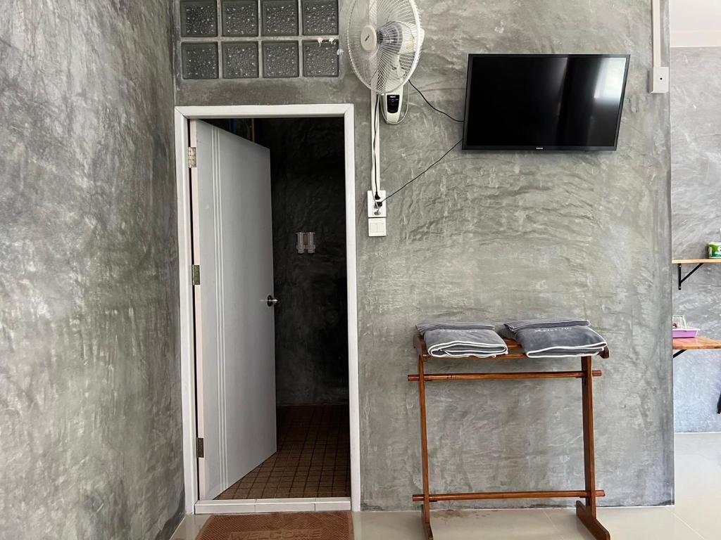 un pasillo con una puerta que conduce a una habitación en Koh Tao Little House, en Ko Tao