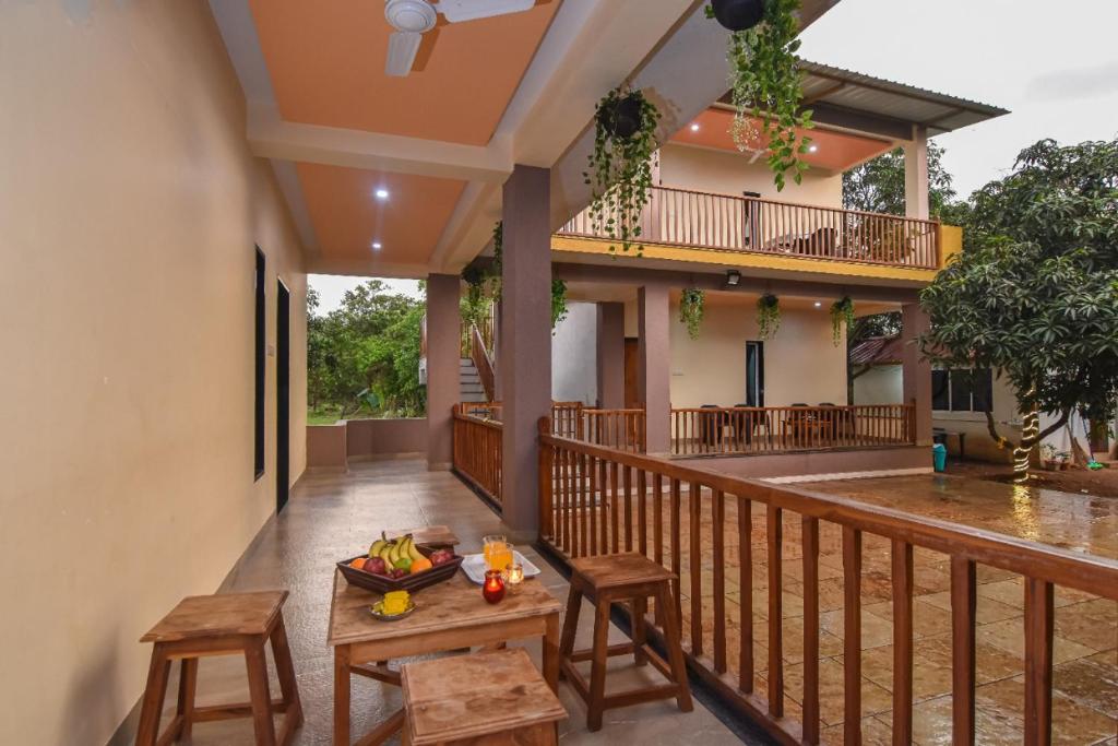 Un balcón con una mesa con fruta. en SK Holiday Homes, en Alibaug