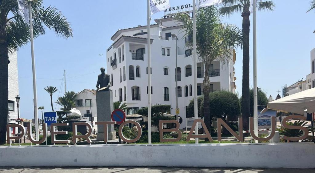 una señal de hotel frente a un edificio en Luxurious apartment in Puerto Banus Marbella, en Marbella