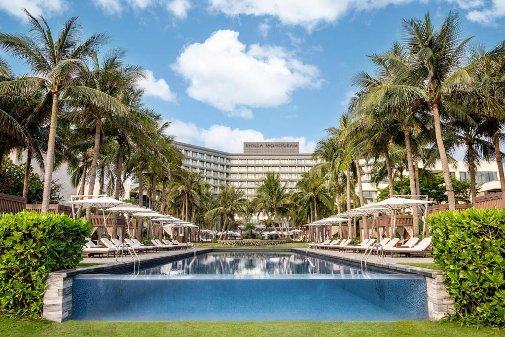 um resort com piscina e palmeiras em Shilla Monogram Quangnam Danang em Hoi An