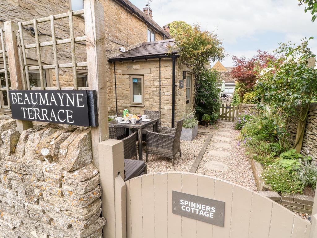 un panneau sur le côté d'un bâtiment dans l'établissement Spinners Cottage, à Stow-on-the-Wold