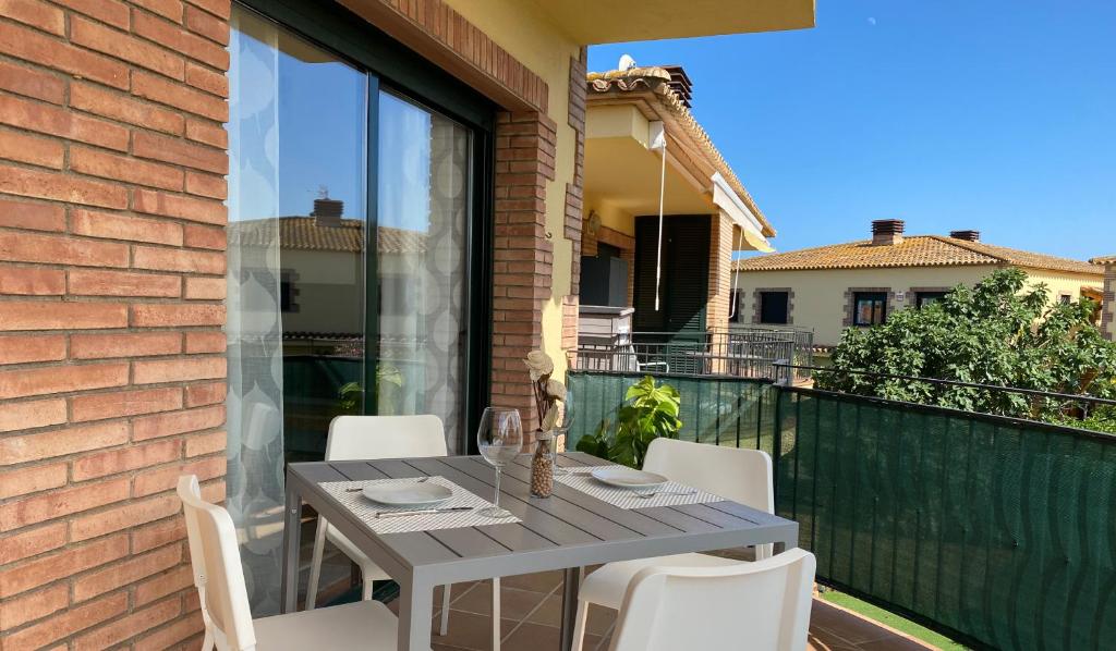 a table and chairs on the balcony of a house at Pinea 12 D in Vilacolum