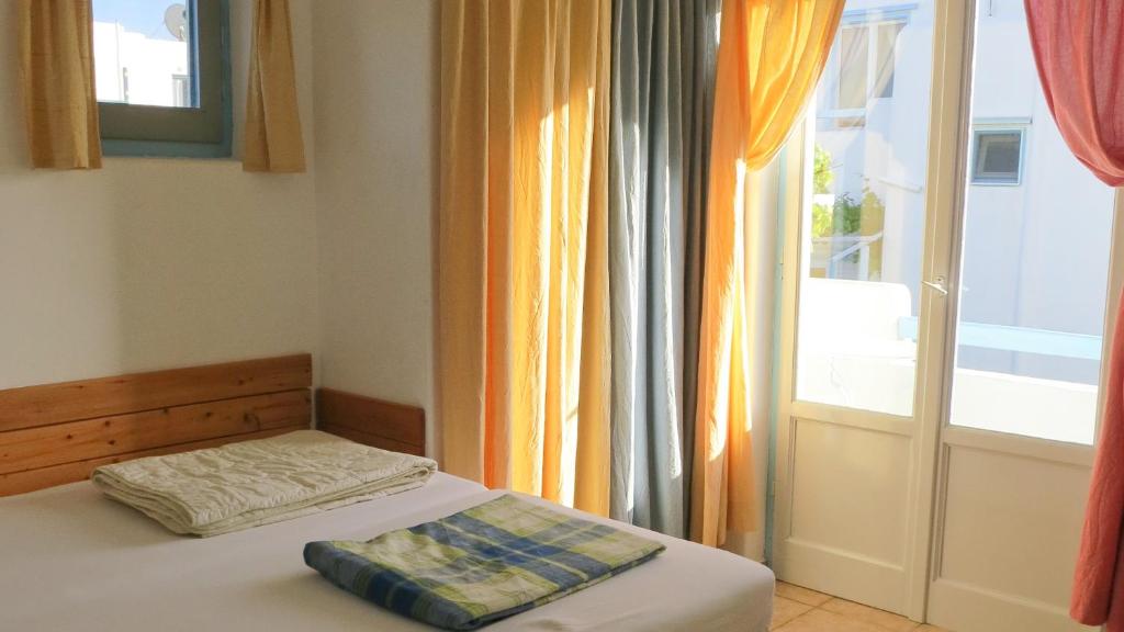- une petite chambre avec un lit et une fenêtre dans l'établissement Ferienhaus Felix mit Meerblick, à Pollonia