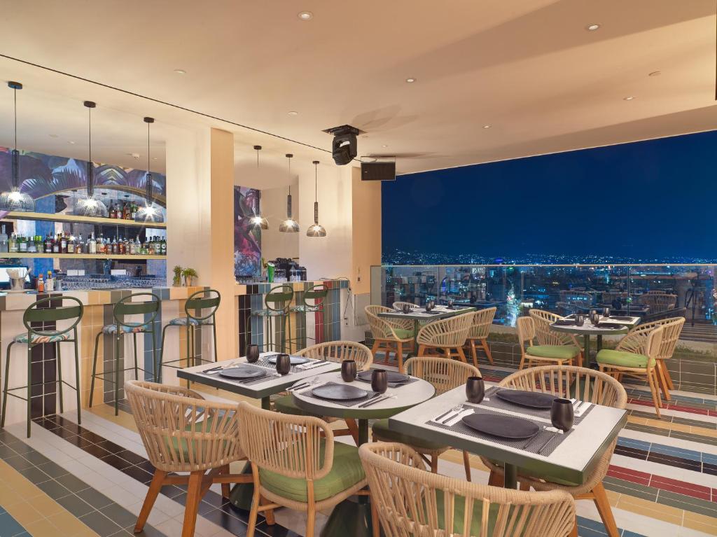 Restaurace v ubytování NYX Hotel Limassol