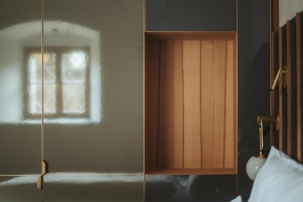 Postel nebo postele na pokoji v ubytování Arthotel Lasserhaus