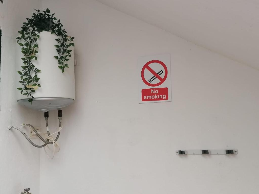 Fotografia z galérie ubytovania Habitación matrimonial en un bajo baño compartido Areas compartidas v destinácii Abades
