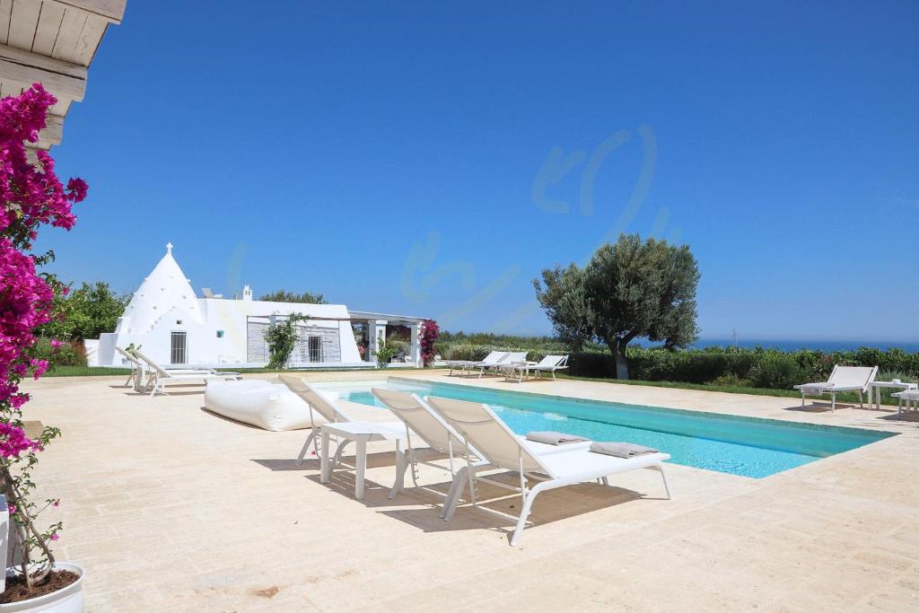 Bazén v ubytování TD Trulli del Podere Trulli with Pool & Scenic View nebo v jeho okolí
