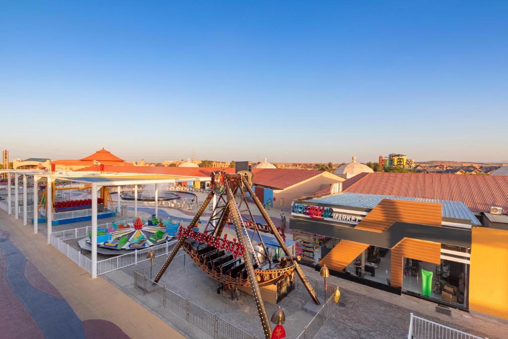Bazén v ubytování Pickalbatros Alf Leila Wa Leila Resort - Neverland Hurghada nebo v jeho okolí