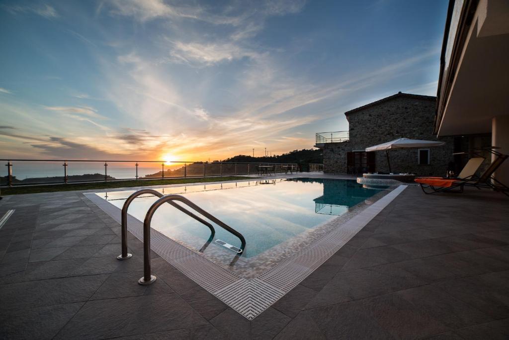 een zwembad bovenop een gebouw met zonsondergang bij Calabrialcubo Agriturismo in Nocera Terinese