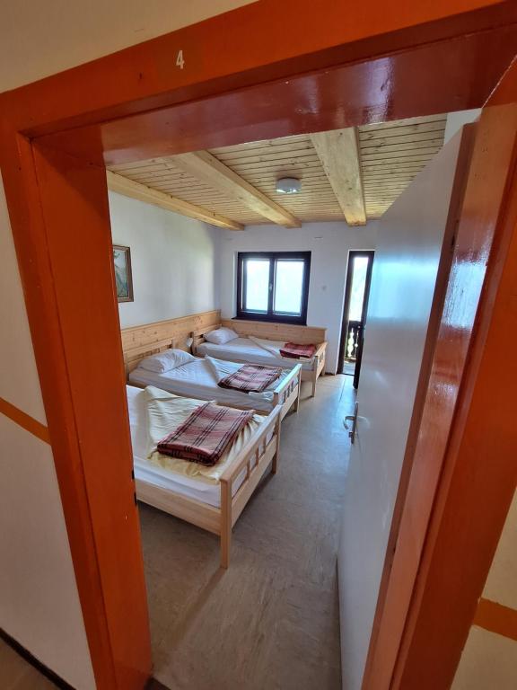 Postel nebo postele na pokoji v ubytování Tičarjev Dom at Vrsic pass