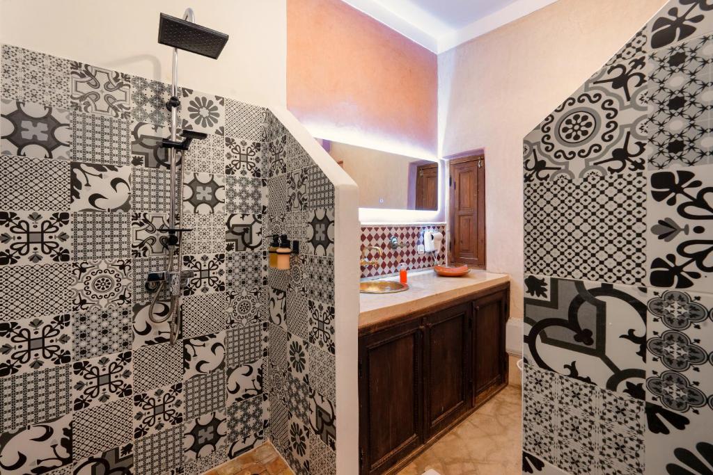 Koupelna v ubytování Riad Sidi Mimoune & Spa